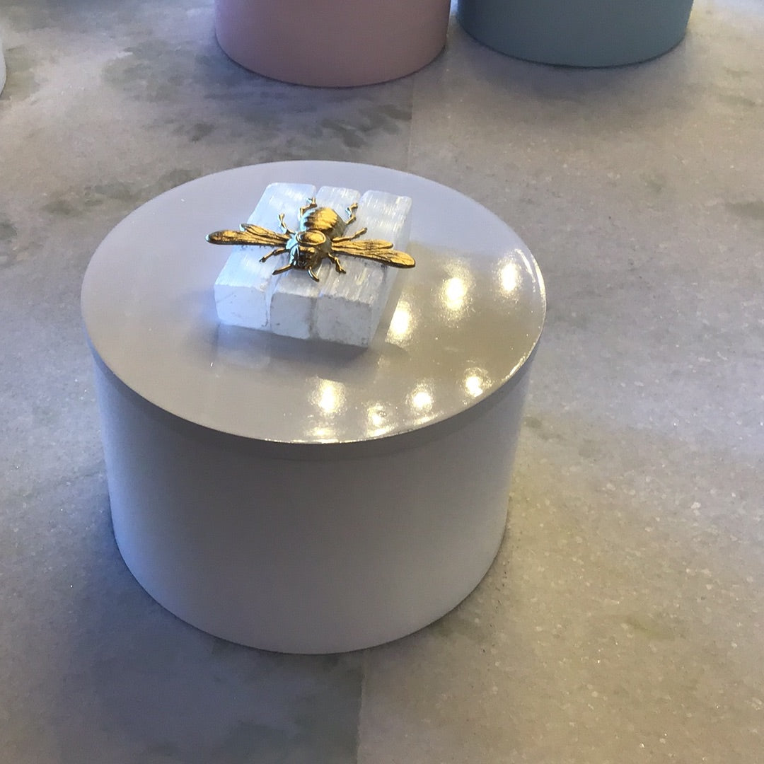 Lacquer box/white/bee crystal