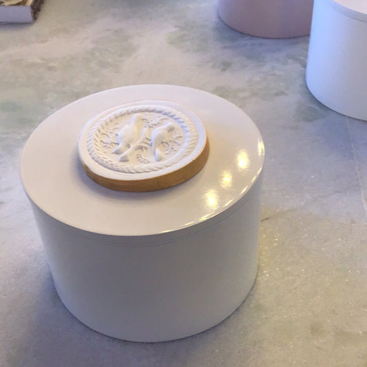Lacquer box/white/bird intaglio